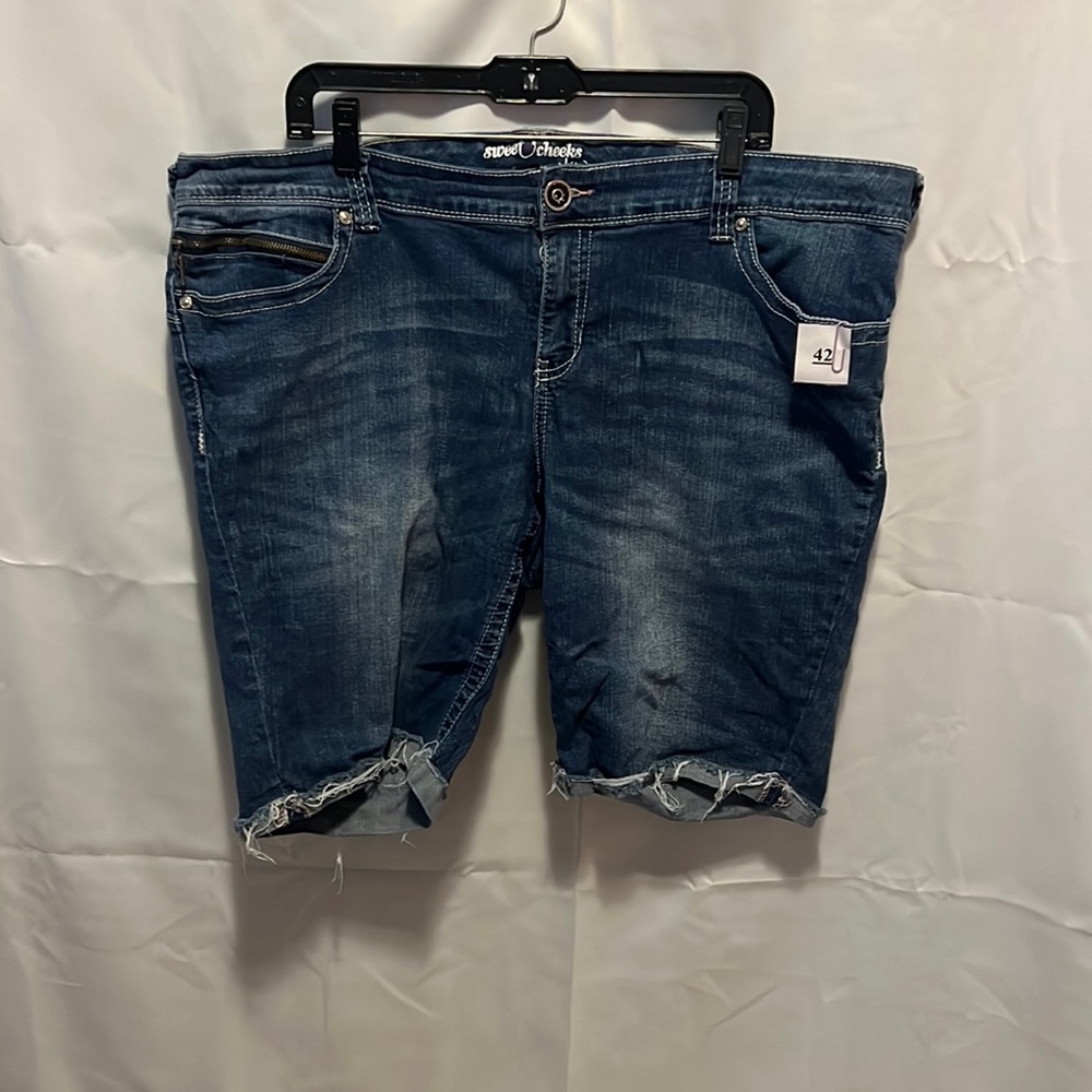 (42) PLUS SIZE jean shorts